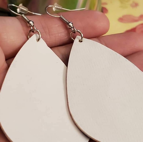 Choice of 3 pairs of Boho-style teardrop, leather earrings. - Picture 5 of 7